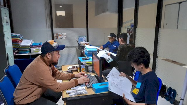 Salah seorang warga lagi daftar e-KTA NasDem di kantor NasDem Kota Makassar.