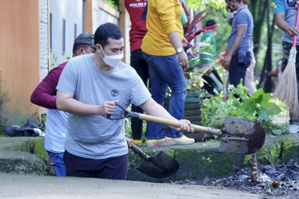 Bupati Pangkep Yusran Turun Langsung Bersihkan Saluran Air