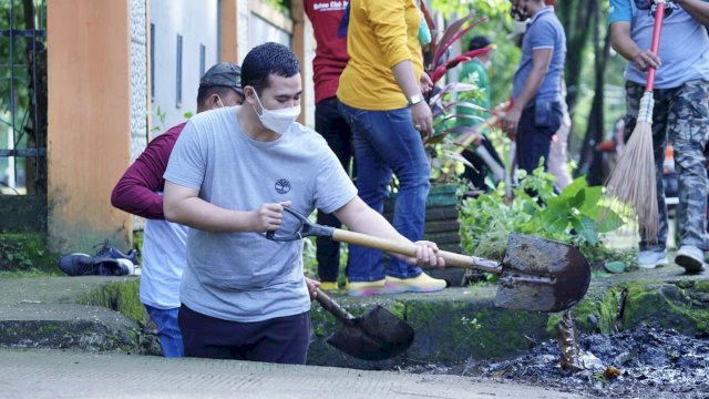 Bupati Pangkep Yusran Turun Langsung Bersihkan Saluran Air