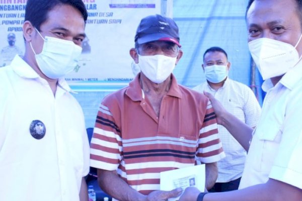 Bupati Takalar Syamsari Serahkan BLT-Dana Desa Tahap Pertama