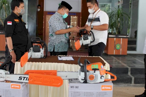 Pemkab Terima Bantuan CSR 4 Unit Chain Shaw dari Bank Sulselbar Cabang Takalar