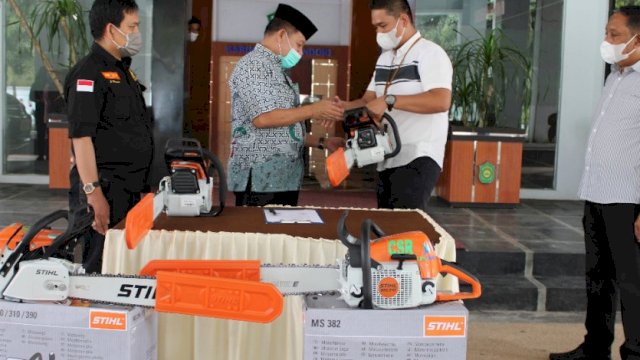 Pemkab Terima Bantuan CSR 4 Unit Chain Shaw dari Bank Sulselbar Cabang Takalar