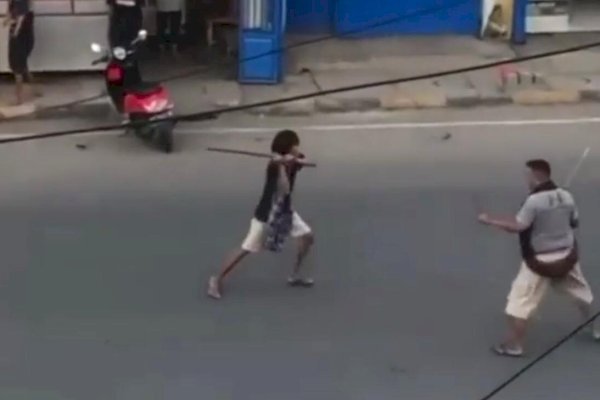 Viral Video 2 Pria Duel Baku Tebas Parang di Tengah Jalan Pinrang Jelang Buka Puasa