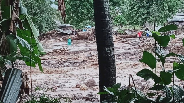 23 korban meninggal dunia ditemukan dalam bencana banjir bandang di Flores Timur, Minggu (4/4/2021). 2 korban hilang masih dalam pencarian. (Foto: BNPB Indonesia)