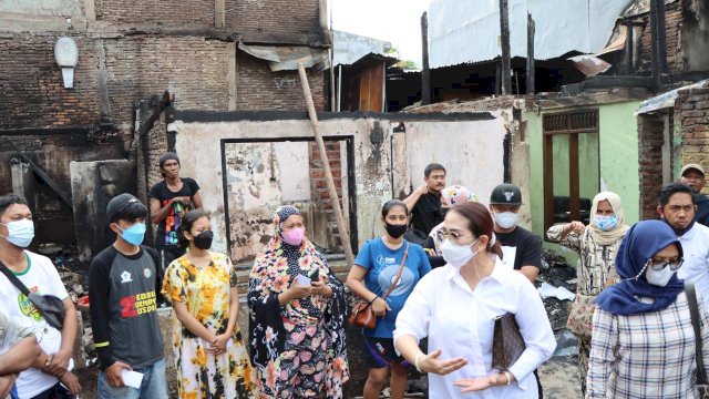 Bahagianya Korban Kebakaran di Makassar Dikunjungi Legislator Debbie Rusdin, Dapat Santunan Usai Rumah Hangus