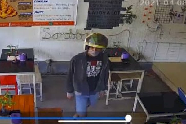 Terekam CCTV Cafe, Pencuri Berhelm Gasak 2 Unit Handphone di Makassar