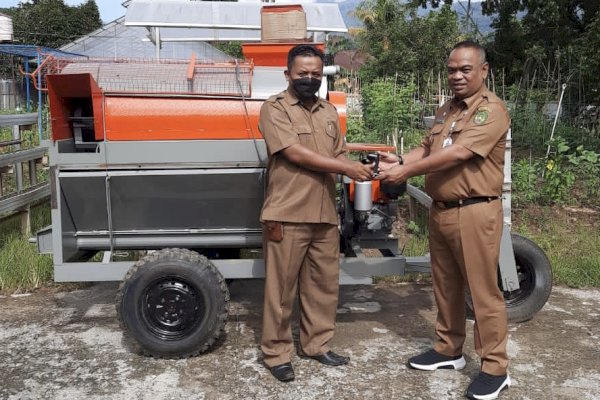 Beri Bantuan Alsintan, Upaya Kadis Pertanakbun Palopo Tingkatkan Produktivitas Petani