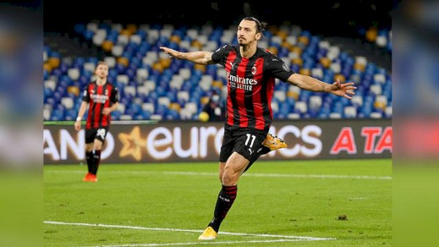 Penyerang AC Milan Zlatan Ibrahimovic, melakukan selebrasi setelah mencetak gol ke gawang Napoli dalam pertandingan Liga Italia di Stadio San Paolo, Naples, 23 November 2020. AC Milan kalahkan Napoli 3-0. REUTERS/Ciro De Luca