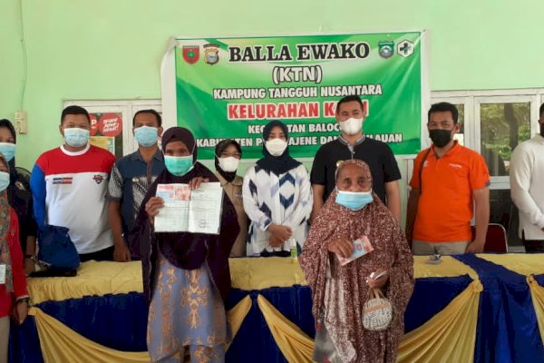 Bupati Pangkep Yusran Saksikan Penyaluran BST di Balocci