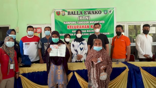 Bupati Pangkep Yusran Saksikan Penyaluran BST di Balocci