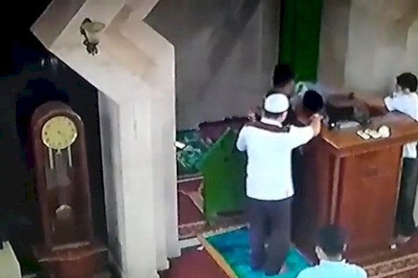 VIDEO Detik-detik Ustadz dan Dosen UIN Alauddin Makassar Jatuh Lalu Meninggal Saat Ceramah