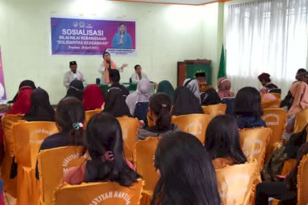 Sambil Sosialisasi, Legislator NasDem Sulsel Sarwindye Bukber dengan Remaja Masjid di Toraja