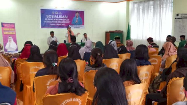 Anggota DPRD Sulsel Fraksi NasDem Sarwindye T Biringkanae melakukan sosialisasi nilai kebangsaan di Tana Toraja