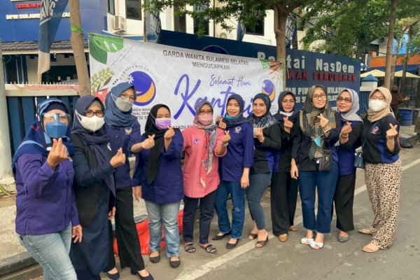 Bagi Takjil ke Pengguna Jalan, Cara Garnita NasDem Sulsel Peringati Hari Kartini