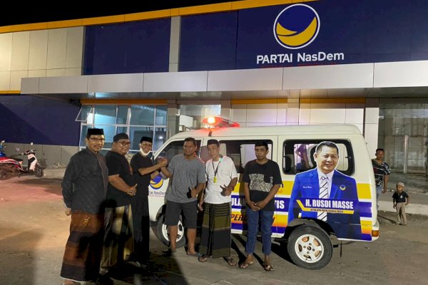 Berkah Ramadhan, Warga Desa Ammani Pinrang Dapat Ambulans dari Ketua DPW NasDem Sulsel Rusdi Masse