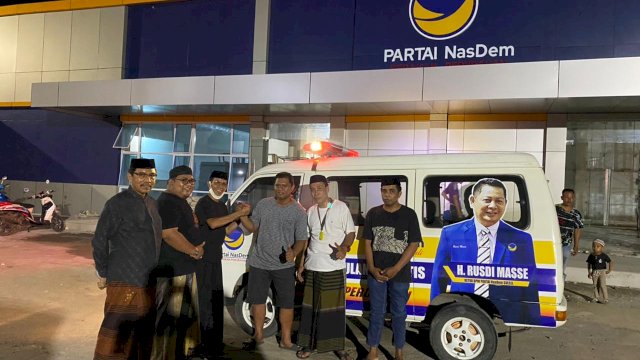 Ketua NasDem Pinrang Faisal Tahir mewakili menyerahkan ambulans dari Rusdi Masse untuk Desa Ammani, Pinrang.