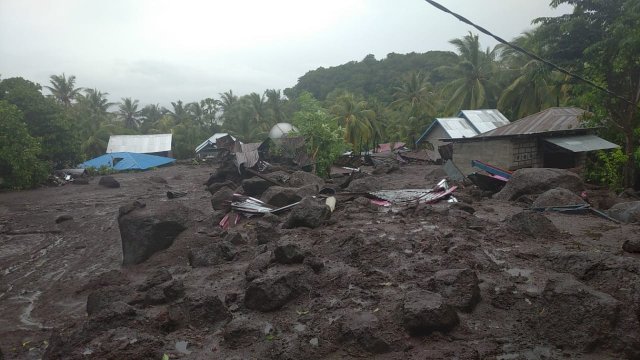 Banjir bandang menerjang sejumlah kecamatan di Kabupaten Flores Timur, Minggu (4/4/2021). Korban meninggal yang ditemukan sebanyak 20 orang. (Foto: BNPB Indonesia)