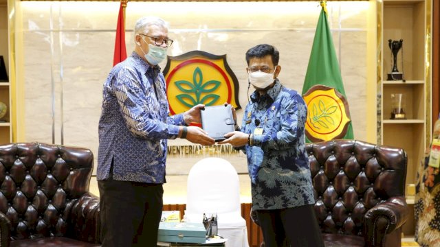 Kepala Perwakilan Food and Agriculture Organization (FAO) di Indonesia, Richard Trenchard dan Menteri Pertanian Indonesia, Syahrul Yasin Limpo.