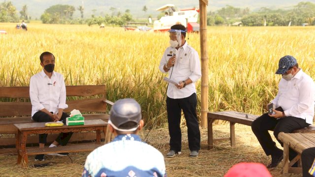 Presiden RI Joko Widodo, Ketua DPR RI Puan Maharani dan Menteri Pertanian meninjau panen padi di Desa Kanigoro, Kecamatan Pagelaran, Kabupaten Malang, Kamis (29/4/2021).