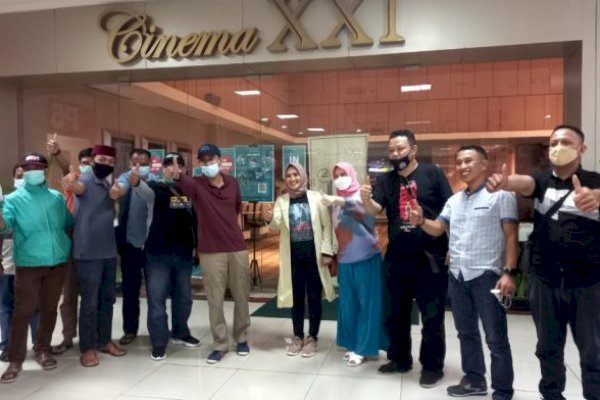 Dukung Sineas Makassar, Ketua DPRD Rudianto Boyong Kerabatnya Nobar Film De Toeng