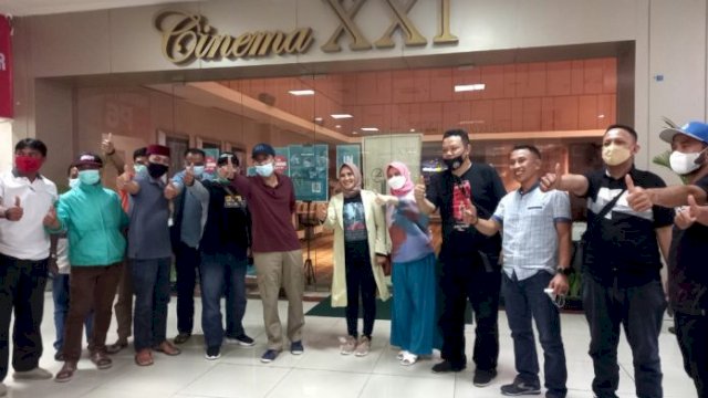 Dukung Sineas Makassar, Ketua DPRD Rudianto Boyong Kerabatnya Nobar Film De Toeng