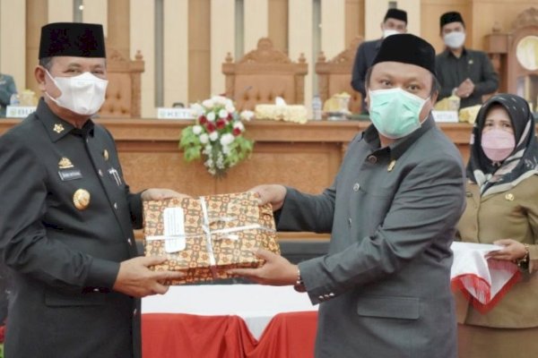 Bupati Luwu Basmin Mattayang Serahkan 3 Ranperda ke DPRD