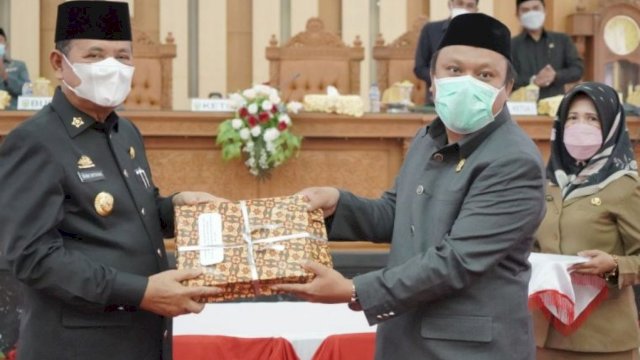 Bupati Luwu Basmin Mattayang Serahkan 3 Ranperda ke DPRD