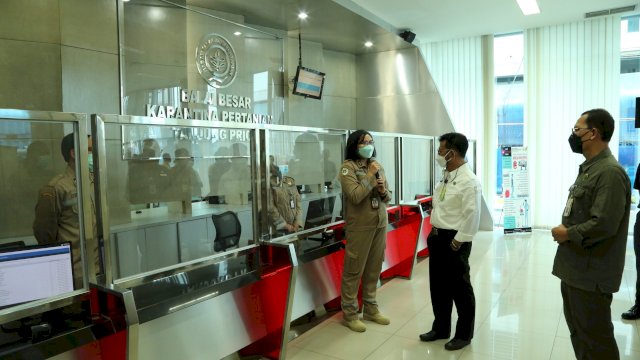 Menteri Pertanian Syahrul Yasin Limpo melakukan inspeksi mendadak (sidak) pengawasan keamanan dan pengendalian mutu pangan dan pakan asal komoditas pertanian di Tempat Pemeriksaan Karantina (TPK) Graha Segara, Pelabuhan Tanjung Priok, Jakarta, Jumat (30/4/2021). 