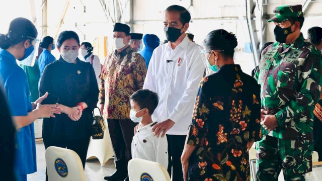 Presiden RI Joko Widodo (Jokowi) saat bersilaturahmi bersama para perwakilan keluarga awak KRI Nanggala 402 di Hanggar Lanudal Juanda, Kabupaten Sidoarjo, Kamis (29/4/2021).