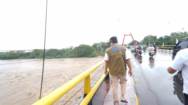 Plt Gubernur Sulsel, Andi Sudirman Sulaiman, memantau kondisi terkini Sungai Jeneberang, Kabupaten Gowa, Jumat (2/4/2021).