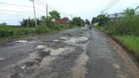 Rusak Parah, Jalan Pattallassang Gowa Sulsel Bahayakan Pengendara