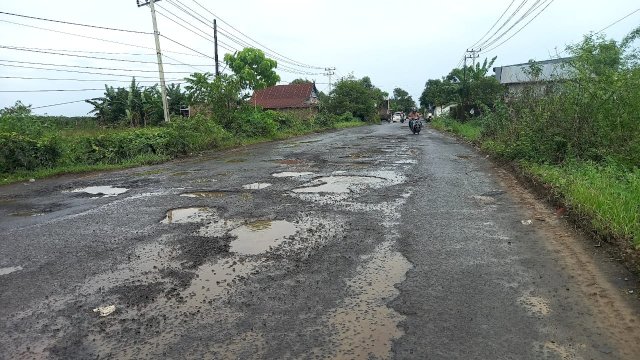 Rusak Parah, Jalan Pattallassang Gowa Sulsel Bahayakan Pengendara