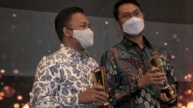 Bupati Bantaeng Ilham Syah Azikin saat menerima penghargaan pada Musrenbang