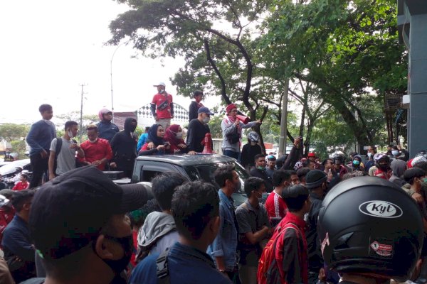 Suporter PSM Makassar Geruduk Kantor Gubernur Sulsel, Minta Kepastian Pembangunan Stadion Mattoanging