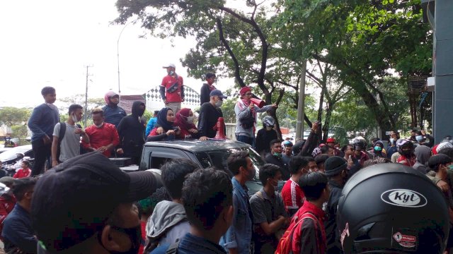 Suporter PSM Makassar menuntut kepastian pembangunan Stadion Mattoanging