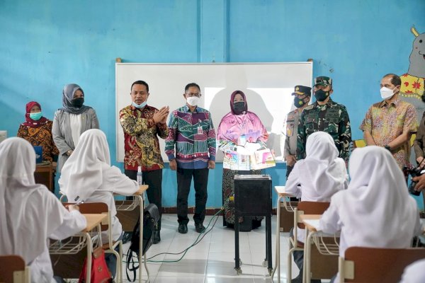 “Selamat pagi, Senang Sekolah Kembali?” Tanya Plt Gubernur Sulsel saat Launching Belajar Tatap Muka Terbatas