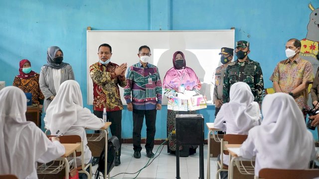 &#8220;Selamat pagi, Senang Sekolah Kembali?” Tanya Plt Gubernur Sulsel saat Launching Belajar Tatap Muka Terbatas