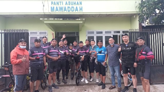 Komunitas Sepeda RCC Makassar Gowes Sambil Berbagi, Keliling Santuni Panti Asuhan 