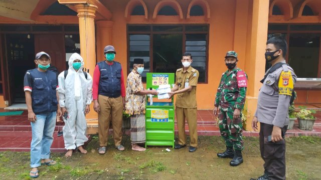 Sambut Puasa, Relawan Desa Siaga Covid-19 di Pangkep Gelar Penyemprotan-Pembagian Masker