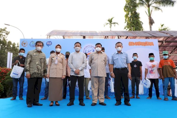 Azikin Solthan Fasilitasi Distribusi 800 Paket Ikan di Bantaeng