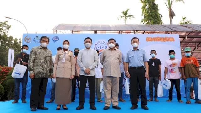 Azikin Solthan Fasilitasi Distribusi 800 Paket Ikan di Bantaeng