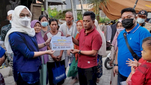 Ketua NasDem Kota Makassar, Rachmatika Dewi memberikan santunan kepada korban kebakaran