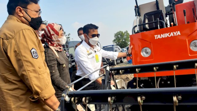 Menteri Pertanian Syahrul Yasin Limpo menyerahkan bantuan alat mesin pertanian untuk petani di Desa Wanasari, Kecamatan Bungodua, Indramayu, Jumat (30/4/2021).