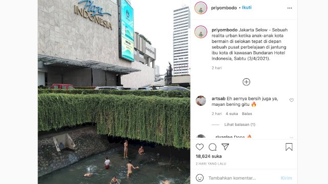 Tangkapan layar foto unggahan Instagram @priyombodo anak-anak berenang di selokan Mall Plaza Indonesia, Jakarta.