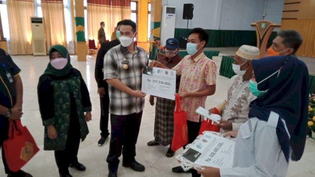 Bupati Pangkep Yusran Lalogau Serahkan Langsung Ganti Rugi Lahan Pembangunan Jalur Kereta Api di 3 Desa