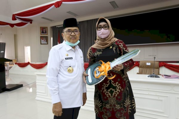 Judas Amir Serahkan Mobil Dump Truk ke DLH Kota Palopo