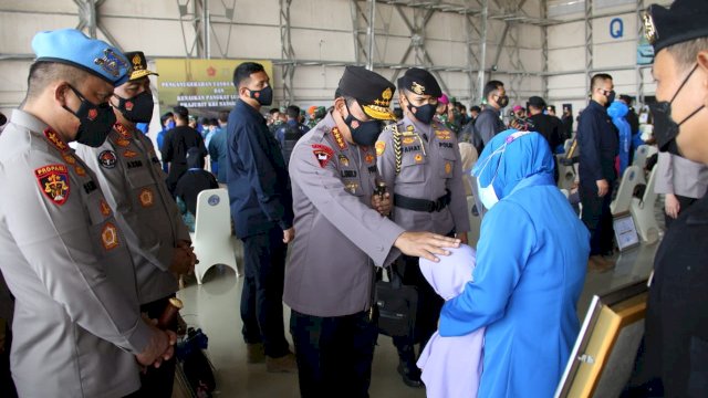 Kapolri Jenderal Polisi Listyo Sigit Prabowo menemui keluarga dan anak-anak prajurit awak KRI Nanggala 402 di di Hanggar Pangkalan Udara TNI Angkatan Laut (Lanudal) Juanda, Surabaya, Jawa Timur, Kamis (29/4/2021).