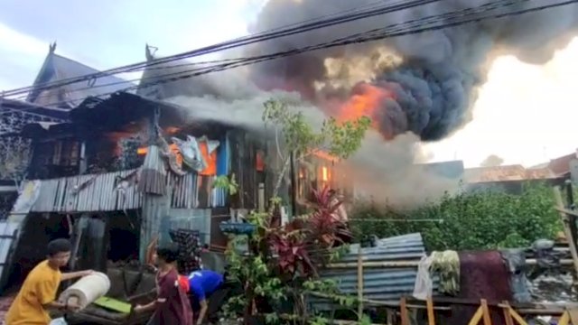 Warga berusaha memadamkan api yang membakar salah satu rumah di Jalan Bontoduri 7, Kecamatan Tamalate, Makassar, Kamis (22/4/2021).