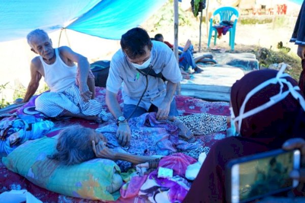 Tim Kemanusiaan Pemkab Bagikan Bantuan hingga Periksa Kesehatan Korban Gempa