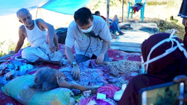 Tim Kemanusiaan Pemkab Bagikan Bantuan hingga Periksa Kesehatan Korban Gempa